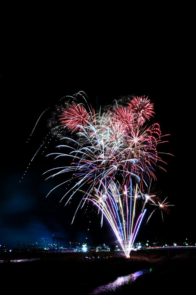 夜空を彩る冬花火の写真