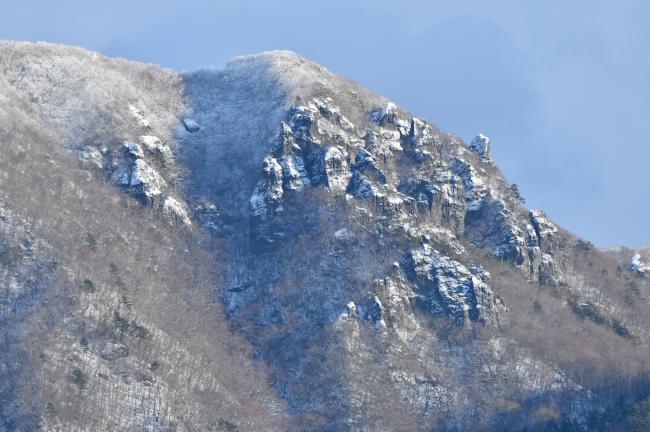 雪化粧した霊山の写真