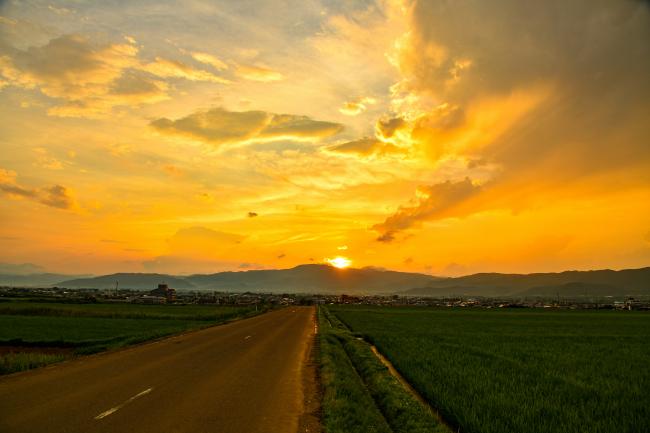 空がオレンジ色に染まる夕陽の写真