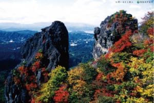 紅葉に染まる霊山の写真