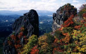 紅葉に染まる霊山