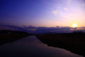 夕暮れの阿武隈川