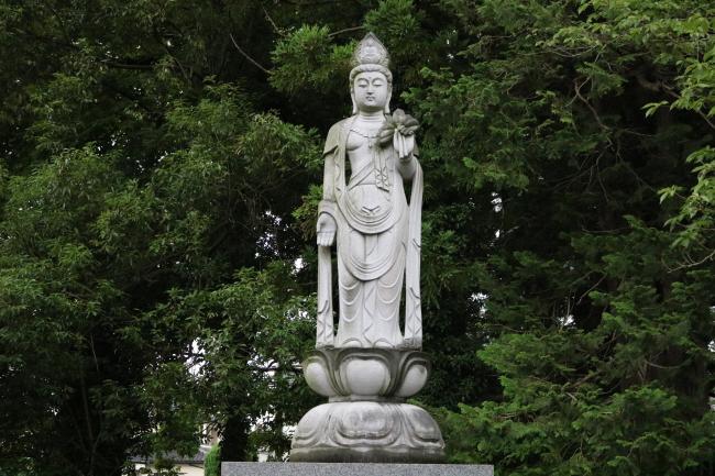 A Much Larger Kannon ・ よりも大きな観音様