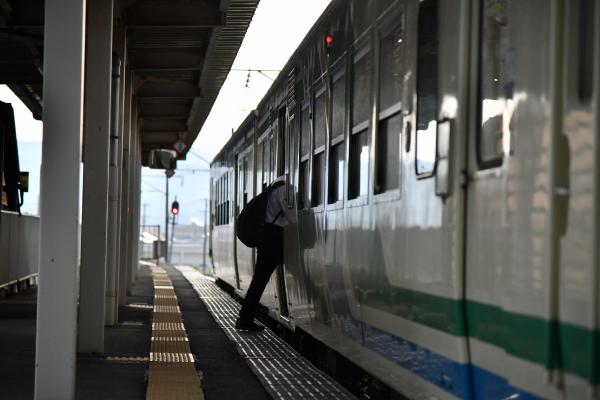 阿武隈急行へ乗り込む乗客の写真