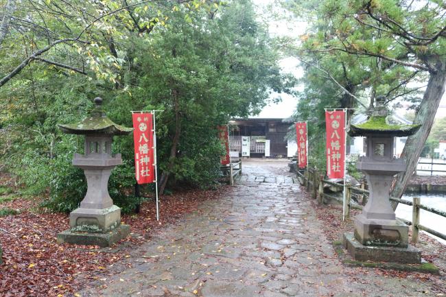 The Neighbor Outshrines It ・ 隣さんがより注目されている