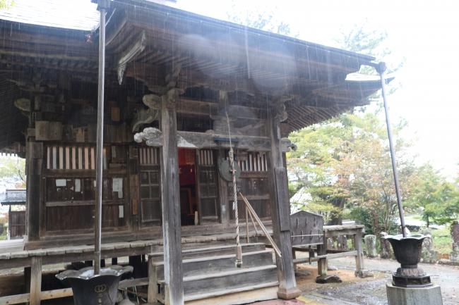 Seeking Kannon’s Protection (from the Rain) ・ 観音様に(雨からの)御加護を仰ぐ