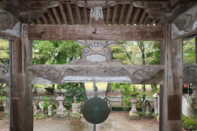 Watch the doorbell on your way out … ・ 退出の際に、ドアベルにご注意を・・・