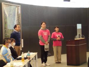 発表する支援員OBと大学生