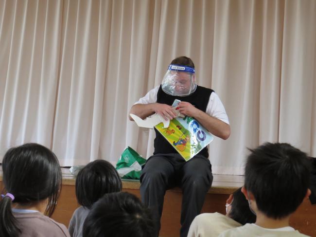 Feeding a Shark ・ 鮫に餌をやる