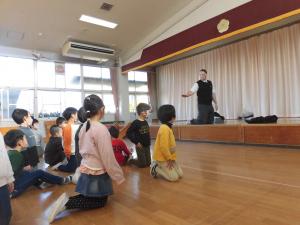 Simon Says, “Kneel!” ・ 「跪け!」と船長が命じる