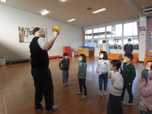 Children Say, “Stand Up!”	・	「立たせて!」と子供が命じる