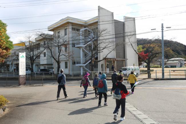 In Front of the Middle School ・ 中学校の前