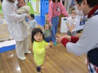 おひな様のお菓子配布