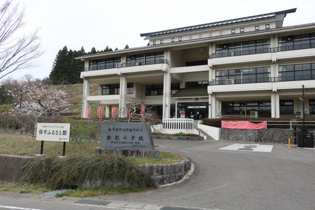 School, Shrine, or Health Club? ・	学校か、神社か、スポーツクラブ?