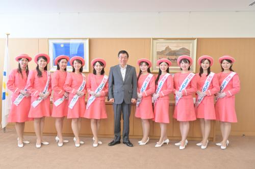 市長とミスピーチキャンペーンクルーの記念写真