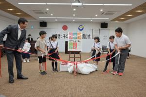小学生による除幕