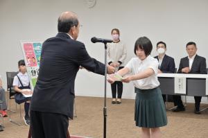 クリアファイルを贈呈
