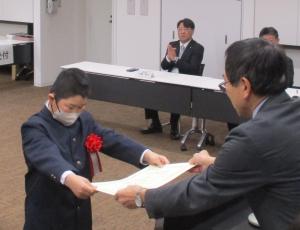 賞状を授与される加藤啓佑さん
