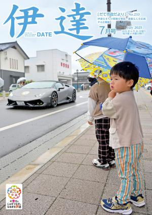 傘をさしながらクラシックカーを見る少年の写真