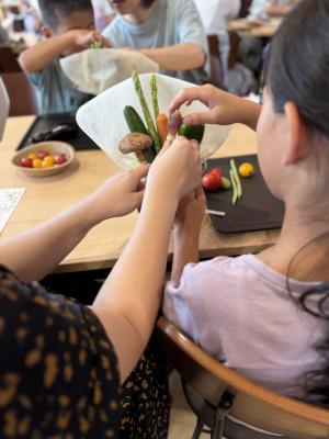 野菜ブーケを作っている様子の写真