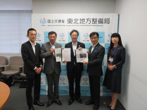 東北地方整備局長へ要望(中央)