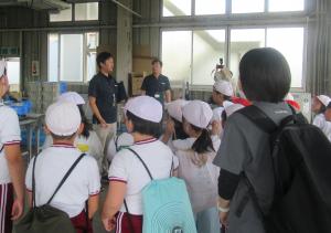 共選場を見学する児童の写真