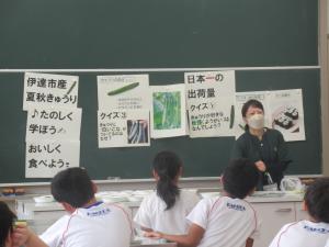 きゅうり栄養講座に参加する児童の写真