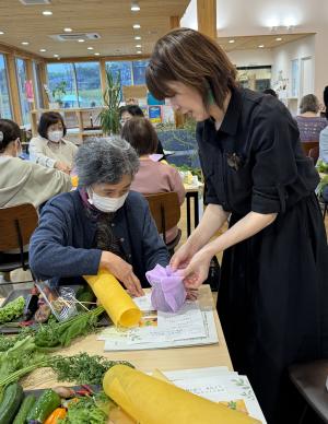 講師の木村さんがブーケのつくり方を教えている写真