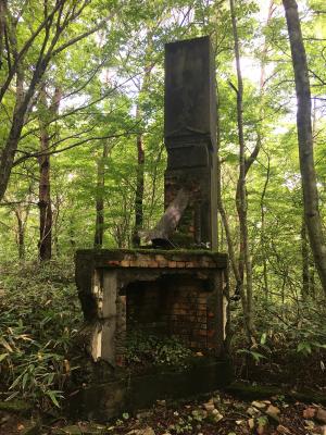 無線中継所跡に残る暖炉