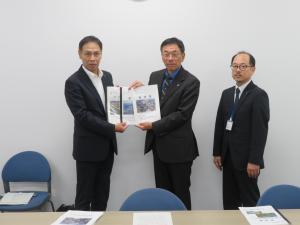 要望書手交の様子