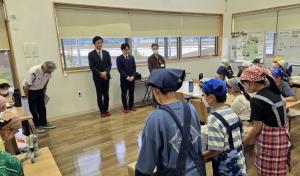各事業者の贈呈者から代表児童へ贈呈品が渡される写真