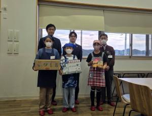 各事業者と代表児童が並んだ集合写真