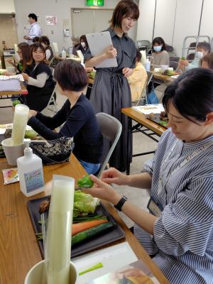 参加者が野菜ブーケをつくっている写真