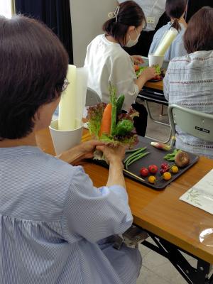 参加者が野菜ブーケをつくっている写真