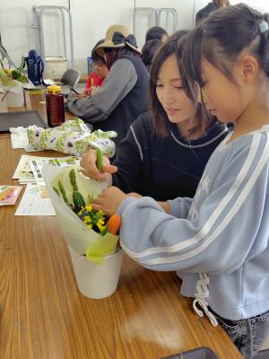 参加者が野菜ブーケをつくっている写真