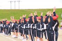 梁川小学校　赤組が勝って喜ぶ児童