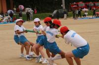 堰本小学校　竹を引き合う