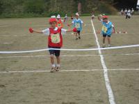 富成小学校　低学年も頑張って走る