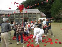 山舟生小学校　地域の人の玉入れも盛り上がる