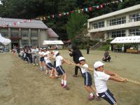 山舟生小学校　地域の人と一緒に綱引き