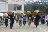 白根小学校　白根名物の米俵を担いでのリレー