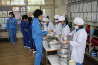 給食当番が配膳する
