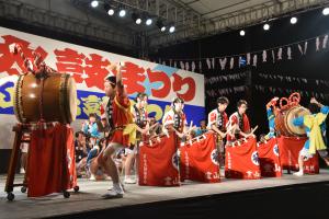 ステージ上で太鼓を披露