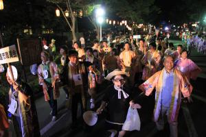 1,000人盆踊りに参加
