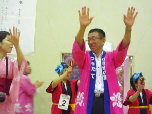 盆踊りに参加する市長