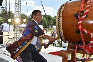 陣太鼓を打つ市長