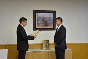 高島社長へ委嘱状を交付