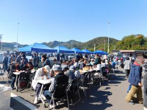 多くの人がサンマを堪能
