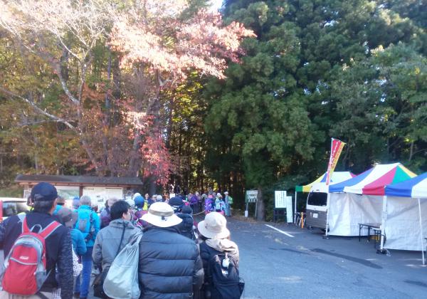 A line of eager mountaineers on Mt. Ryozen ・ 霊山で並んでいる熱心な登山者