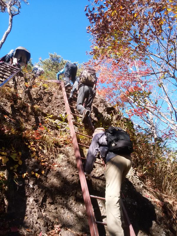 Mountaineers climbing a ladder ・ 梯子を登る登山者